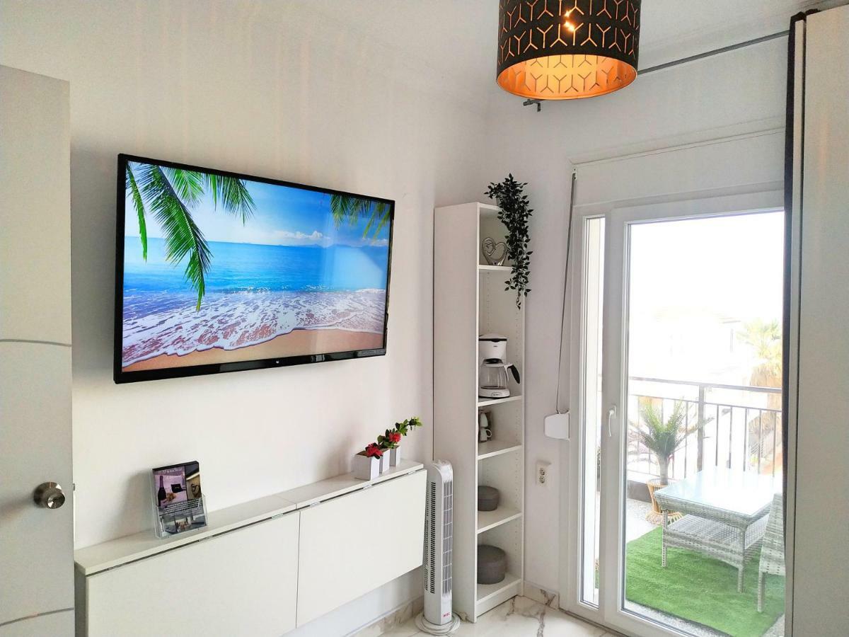 Pure Bliss Luxury Beachfront Apartment With Panoramic Sea Views, Electric Bbq, Gym Equipment And More Agía Triada Exteriér fotografie